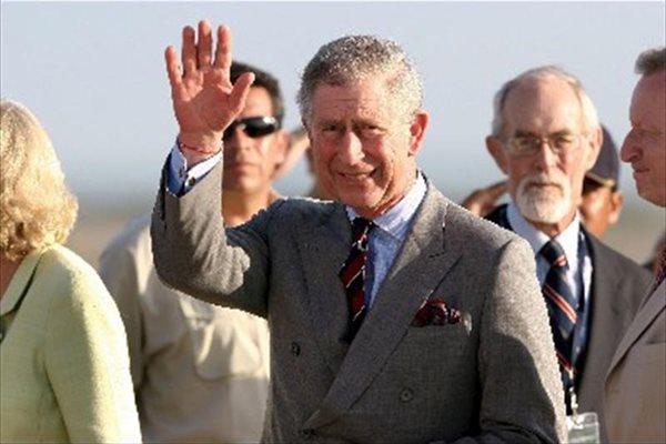 Принц Чарлз е сложил мартеница на ревера си посещение в България през 2003 г. ПРеди дни в Южна Америка той бе забелязан с гривна на ръката, която силно наподобява на мартеници, но в червено и златно.
