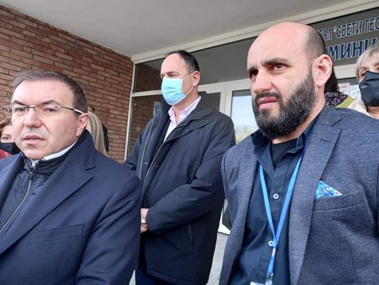 Министър Ангелов пристигна в Пловдив по повод смъртта на жената след ваксина. До него е доц. Павел Тимонов от Съдебна медицина. Снимка: Румен Златански