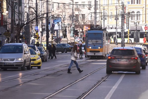 Тази жена е една от хилядите столичани, които рискуват живота си.

СНИМКА: ВЕЛИСЛАВ НИКОЛОВ