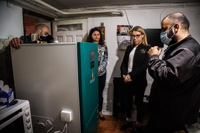 Зам.-кметът на София по екология Десислава Билева лично инспектира монтирането на нови екоуреди за отопление на семейства, живеещи в Бистрица.

СНИМКА: СТОЛИЧНА ОБЩИНА