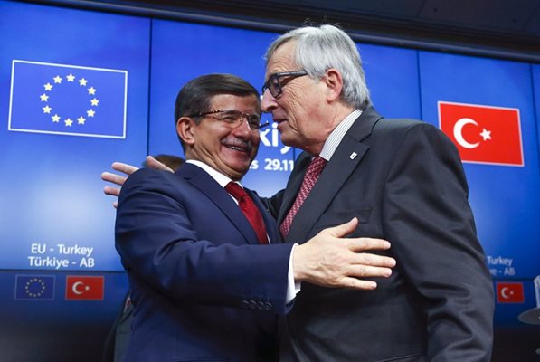 Шефът на Еврокомисията Жан-Клод Юнкер и турският премиер Ахмет Давутоглу.