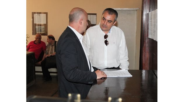 Един от адвокатите, който защитава малкия Ивайло Стоянов в съда, е бившият градски прокурор на София Николай Кокинов (вдясно).