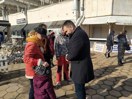 Областният Йордан Иванов разговаря с протестиращи.