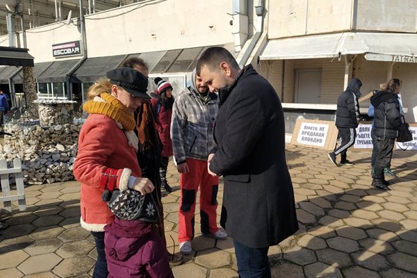 Областният Йордан Иванов разговаря с протестиращи.