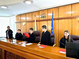 Децата влязоха в ролята на съдии.


Снимки: Апелативен съд Пловдив.