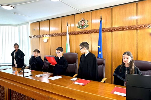 Децата влязоха в ролята на съдии.


Снимки: Апелативен съд Пловдив.
