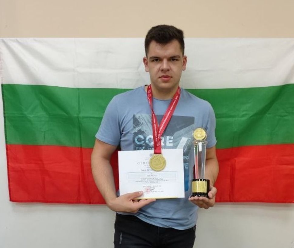 Даниел с наградата си от OLGENAS International Geolympiad - златен медал и абсолютен шампион.