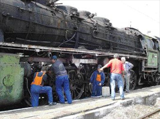 Момчетата от хоби клуба помагат при ремонтита на стари парни локомотиви.