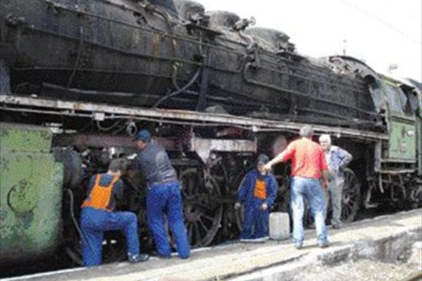 Момчетата от хоби клуба помагат при ремонтита на стари парни локомотиви.