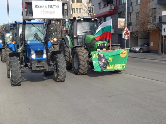 Земеделците влизат с тракторите си в Пловдив. Снимки: Авторът