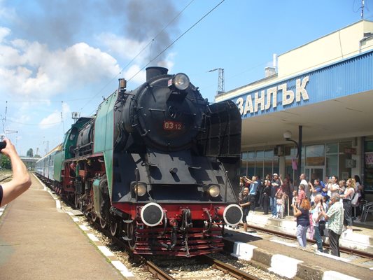 Парният локомотив спира на гара Казанлък.
Снимка: Ваньо Стоилов