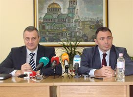Вътрешният министър Цветлин Йовчев и главният секретар на МВР Светлозар Лазаров отговарят на репортерски въпроси след националното съвещание на МВР. 
СНИМКА: АВТОРЪТ