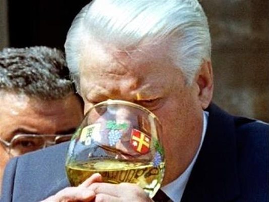 Борис Елцин пие вино при визита в Германия.