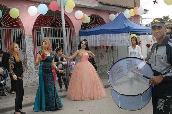 Ромските сватби на открито се вихрят денонощно в "Столипиново". Снимка: Наташа Манева