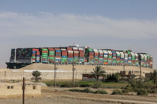 Засядането на контейнерния кораб Ever Given през март в Суецкия канал все още оказва влияние на бизнеса СНИМКА: Ройтерс