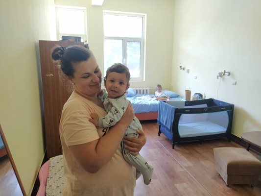 Оксана с 5-месечния Сани са доволни от условията в Белодробна болница. Снимки: Авторът