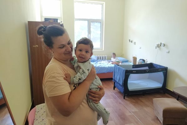 Оксана с 5-месечния Сани са доволни от условията в Белодробна болница. Снимки: Авторът