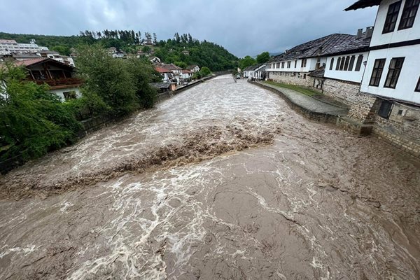 Тревненска река излезе от коритото

СНИМКИ: Фейсбук страницата Община Трявна