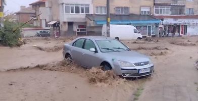 Пожарникари спасили семейство и 92-годишна от потопа в Карлово. Наводнила се и болницата, пациентите са в безопасност