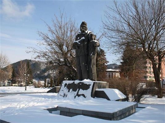 Паметникът на Дельо войвода и любимата му Гюлсюме в центъра на Златоград