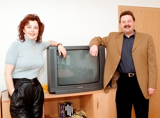 Говорителката и синът й Димитър Цонев символично пред екрана на телевизора
