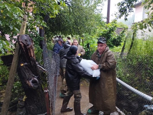 Военнослужещи помагат на бедстващите при наводнението в Берковица Снимка: Министерство на отбраната