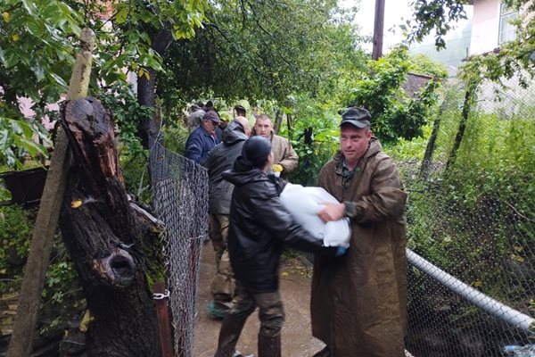 Военнослужещи помагат на бедстващите при наводнението в Берковица Снимка: Министерство на отбраната