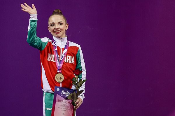Стилияна по време на награждаването - с единия от двата спечелени златни медала от финалите на световната купа в София.