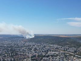 Пожарът във Варна е локализиран.
СНИМКА: БЕН ХАСПЕЛОВСКИ