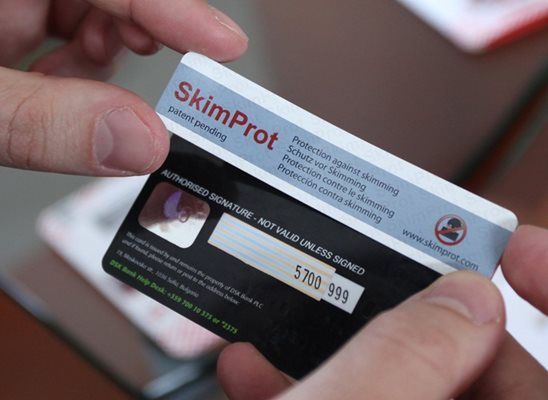SkimProt залепва плътно за магнитната лента на банковата карта, без да влияе на състоянието . Продуктът се предлага с удобен макет, който помага за правилното поставяне на стикера.  СНИМКА: ЙОРДАН СИМЕОНОВ