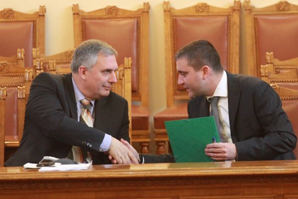 Вицепремиерът и социален министър Ивайло Калфин обсъжда с финансовия министър Владислав Горанов (вдясно) новите правила за пенсионните фондове.