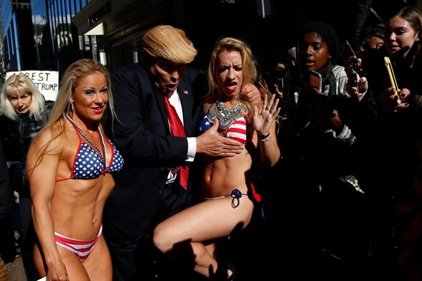 Двойник на Тръмп опипва жени в бикини пред "Тръмп тауър" в Ню Йорк.