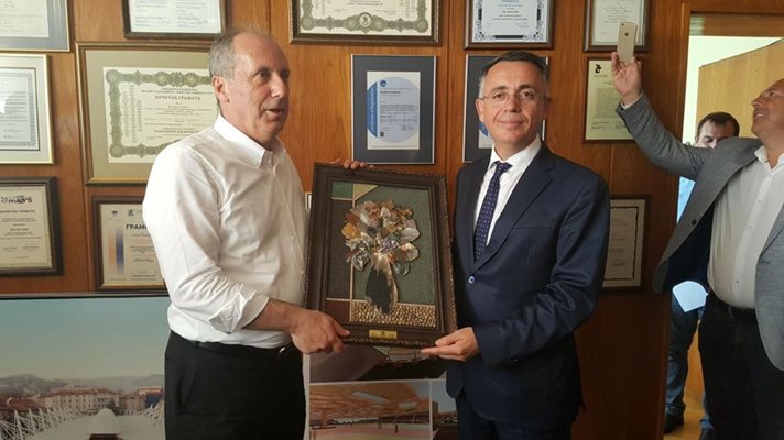 Индже беше посрещнат от кмета на Кърджали и заместник председател на ДПС Хасан Азис, който му подари картина. Снимка Авторът