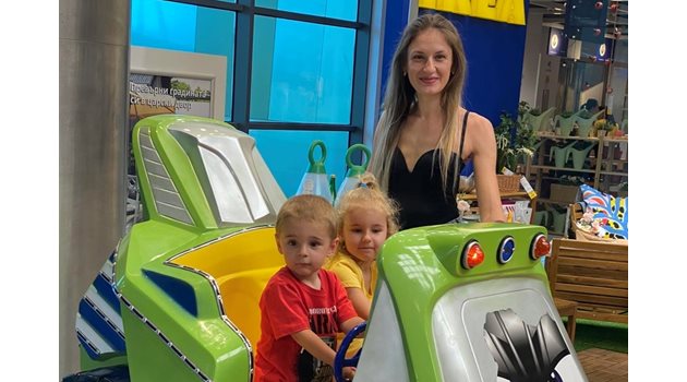 Елена заедно със сина си Кристиян и дъщеря си Сияна.
(Снимките са специално предоставени на медията от страна на бащата)