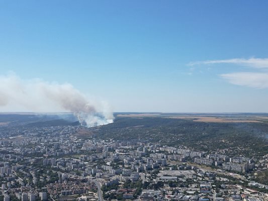 Пожарът във Варна е локализиран.
СНИМКА: БЕН ХАСПЕЛОВСКИ