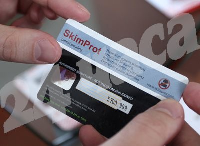 SkimProt залепва плътно за магнитната лента на банковата карта, без да влияе на състоянието . Продуктът се предлага с удобен макет, който помага за правилното поставяне на стикера.  СНИМКА: ЙОРДАН СИМЕОНОВ