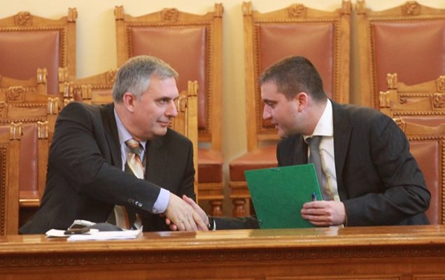 Вицепремиерът и социален министър Ивайло Калфин обсъжда с финансовия министър Владислав Горанов (вдясно) новите правила за пенсионните фондове.
