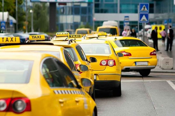 В българските таксита често мирише лошо и се чува чалга