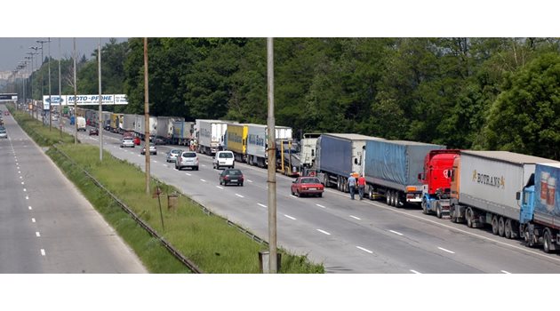 Десетки хиляди български шофьори на камиони може да останат без работа заради нов регламент на ЕК.