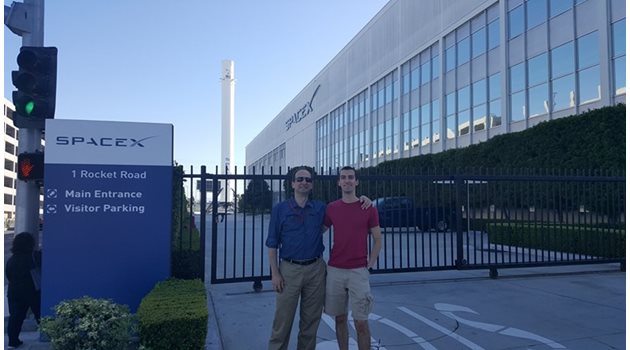 Орлин Велев-джуниър (вдясно) с баща си пред компанията “Спейс Екс”. Отзад се вижда първата ракета, която се върна след изстрелването в Космоса.