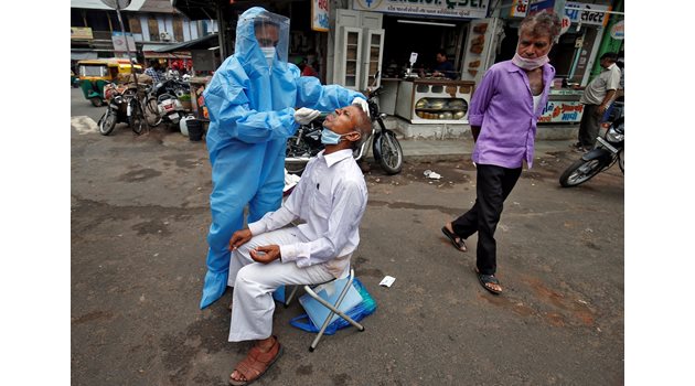Медицинско лице тества мъж за COVID-19 в Индия СНИМКА: Ройтерс