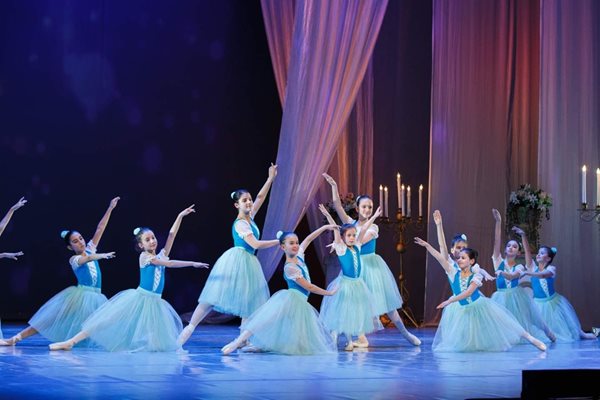 Момент от честването на 25-годишнината на детската балетна школа “Маша Илиева”. С времето тя се утвърди като най-престижната в страната.

СНИМКИ: “24 ЧАСА”