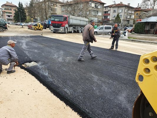 Работници и техника полагат асфалт на ул. "Модър".
