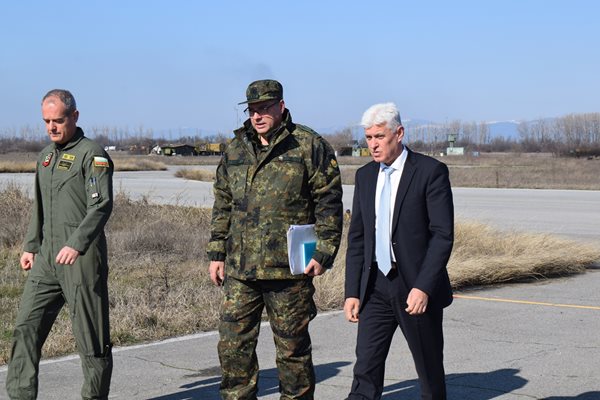 Ръководителят на работната група полковник Людмил Методиев (всредата) води министър Стоянов към един от обектите.