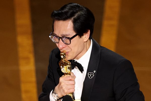 Ки Хи Куан спечели "Оскар" за най-добра поддържаща мъжка роля с филма "Всичко навсякъде наведнъж" 
СНИМКА: Ройтерс/Carlos Barria