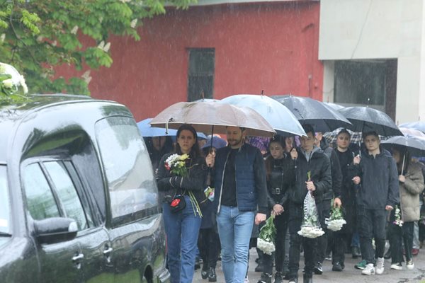 Погребението на Ани Явор
Снимка: Николай Литов