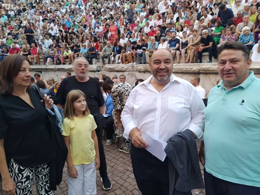 Посланикът на Гърция Алексиос Либеропулос (с бялата риза) и бизнесменът Янис Хадзигеорги бяха на първите редове на концерта.