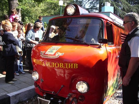 Детската железница в Пловдив заработила и с помощта на младежите от клуба.