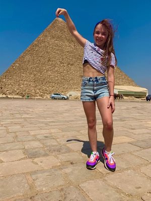 Родената в Кайро Стили като по-малка - “уловила” върха на пирамидата.