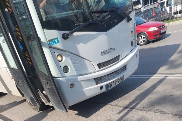 Шофьорът отказал да продължи курса си. Снимки: Фейсбук/Забелязано в Пловдив - Seen in Plovdiv
